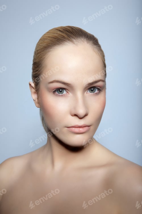 Preview: Close up of woman?s serious face