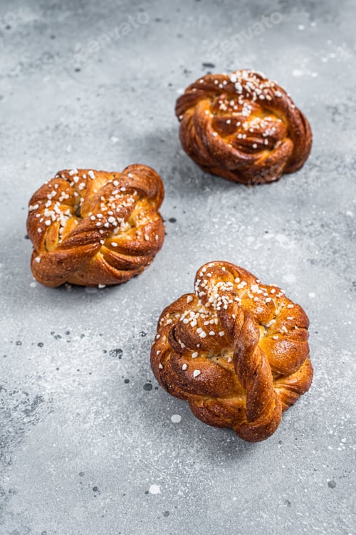 Preview: Swedish cinnamon buns Kanelbullar. Gray background. Top view