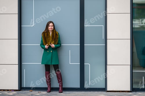 Preview: portrait of an elegantly dressed business woman near a glazed building in the financial district