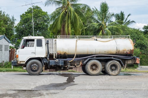 Preview: Truck white tank water flow old