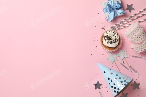 Visualização: Composição com cupcake e acessórios de aniversário em fundo rosa, espaço para texto