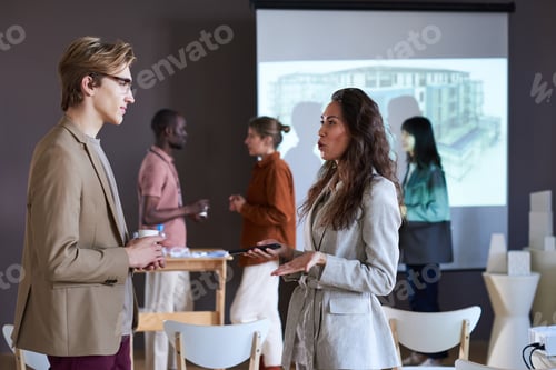 Visualização: Empresários falando no seminário