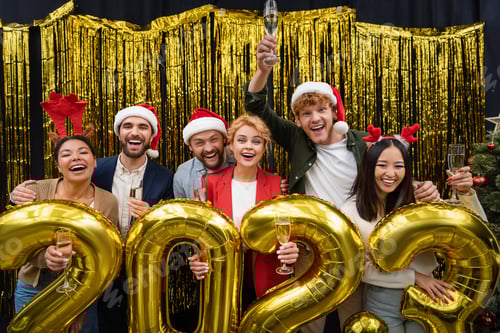 Visualização: Empresários multiétnicos positivos com champanhe olhando para a câmera perto de balões em forma de 2023