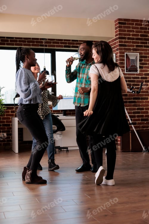 Visualização: Grupo multiétnico de amigos próximos dançando na festa enquanto celebram um evento importante