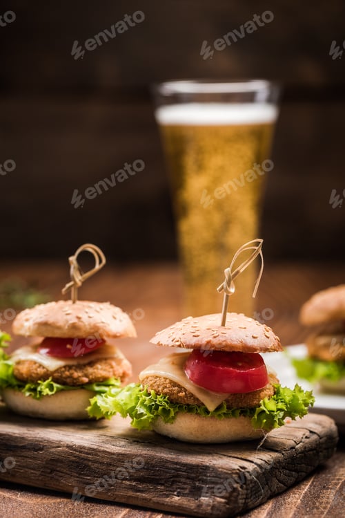 Preview: Chicken burgers served with beer in pub