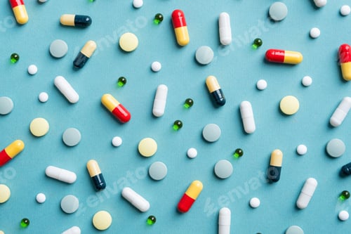 Vista previa: Different pills on color background, flat lay