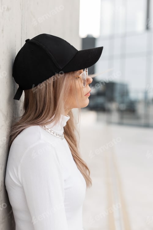 Preview: Fashion beautiful happy woman in stylish casual clothes on urban background