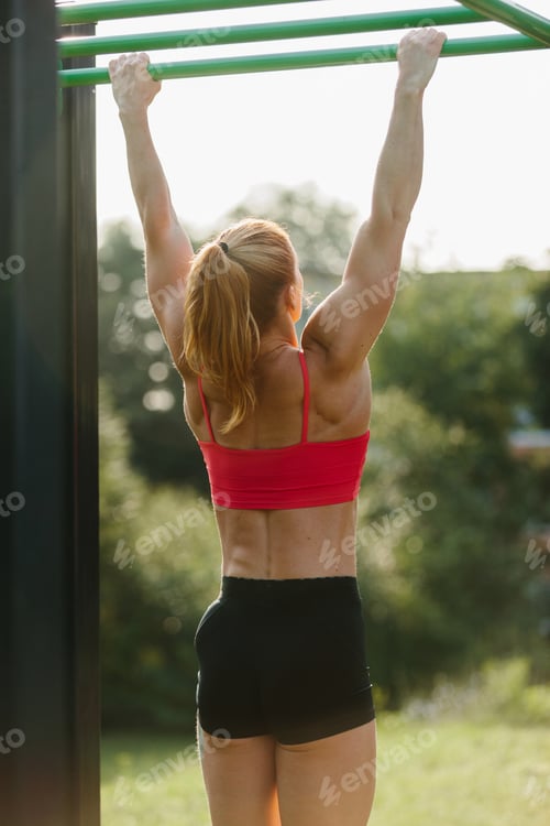 Preview: Woman training upper body strength in outdoor park