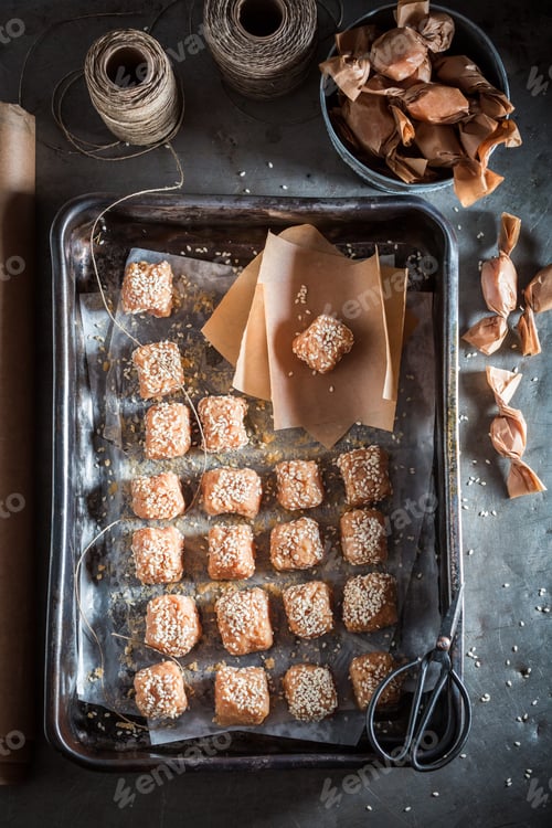 Preview: Delicious homemade fudge with sesame and sugar