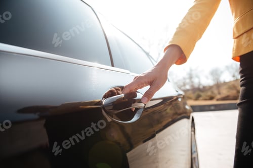 Preview: Businesswomen opening the door of black car