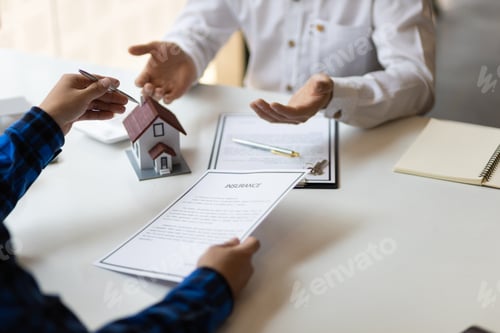 Preview: Real estate agents negotiate the terms of the home purchase contract and sign the contract legally.
