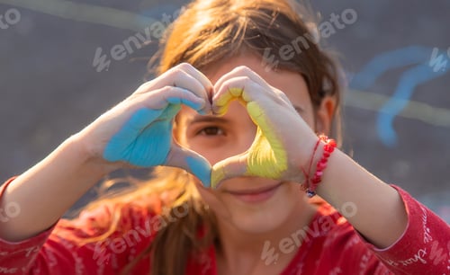 Vista previa: Los niños dibujan la bandera de Ucrania. Enfoque selectivo.