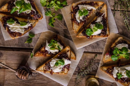 Preview: Rustic toast with caramelized onion and goat cheese