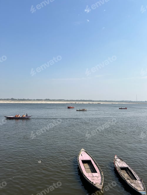 Preview: People on the riverbank of the Ganges, Uttar Pradesh, India