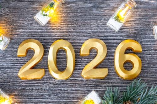 Visualização: Feliz Ano Novo, números dourados 2026 em aconchegante fundo de madeira cinza festivo com árvore de Natal