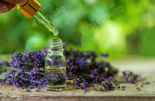 Visualização: Óleo essencial de lavanda em uma garrafa. Foco seletivo.