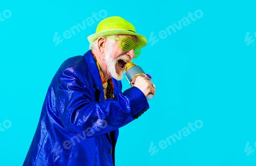 Preview: Cool senior man with fashionable outfit portrait