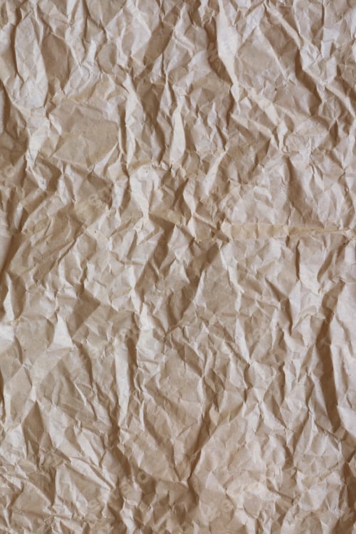 Visualização: Papel pardo amassado cria fundo texturizado para projetos de design