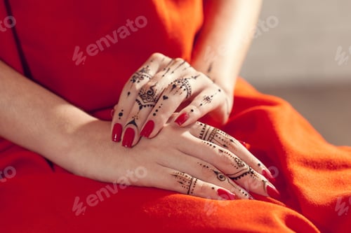 Preview: Red manicured hands with Mehndi