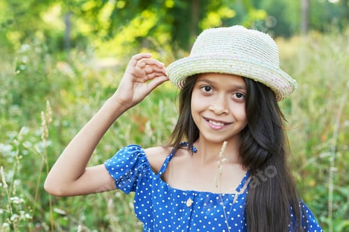 Visualização: Garota no jardim de verão em um piquenique
