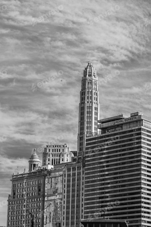 Preview: City skyline with tall buildings seen from the water in Chicago