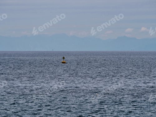 Vorschau: Wegweiser im Meer mit der Warnung, nicht weiter zu schwimmen
