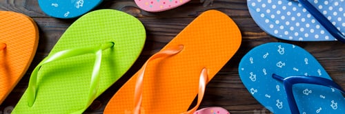 Preview: a lot of flip flop colored sandals, summer vacation on wooden background, banner copy space top view