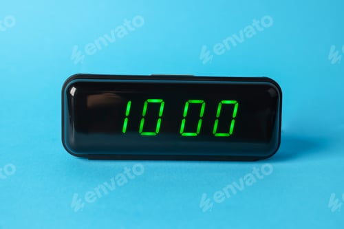 Preview: Digital alarm clock showing 10:00 o'clock on light blue background