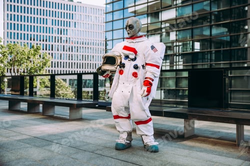Preview: alien spaceman in a futuristic station