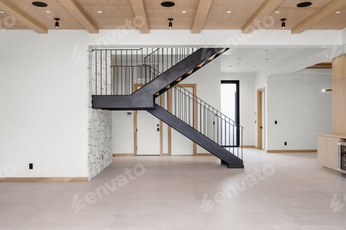 Aperçu: the stairs are near the open kitchen door, and it's a good place