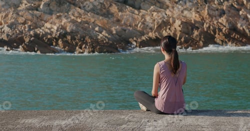 Preview: Sport woman look at the sea