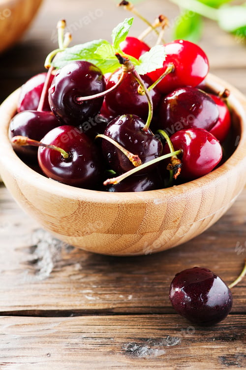 Preview: Black sweet cherry and mint on the wooden table