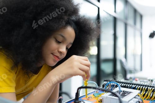 Preview: Youngsters utilizing the hand robot technology are having fun learning