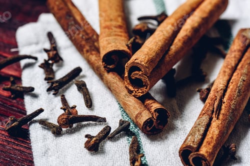 Preview: Cinnamon sticks and cloves on cloth