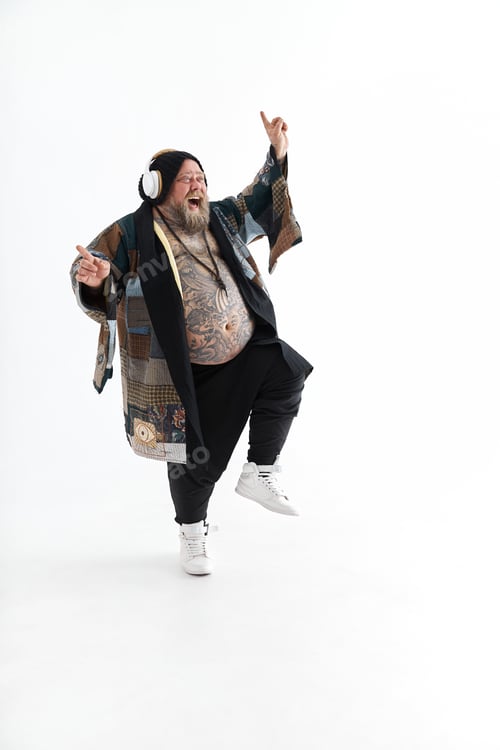 Preview: Fat stylish bearded tattoed caucasian man with big belly is posing and dancing wearing ethnic kimono