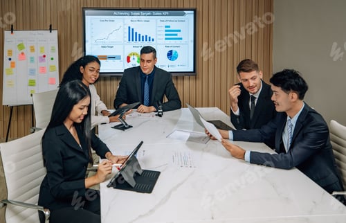 Vista previa: Un equipo diverso innova para los KPI de ventas mediante una lluvia de ideas colaborativa para desarrollar modelos de negocio.