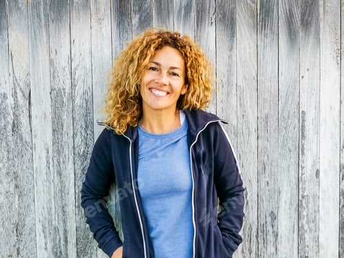 Preview: Adult beautiful woman pose for a picture with wall grey old background