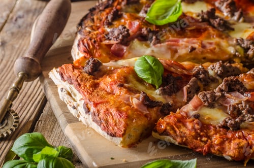 Preview: Rustic pizza with minced meat