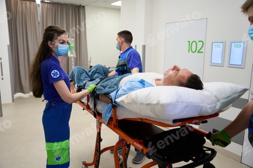 Preview: Medical team brought the man to the emergency room