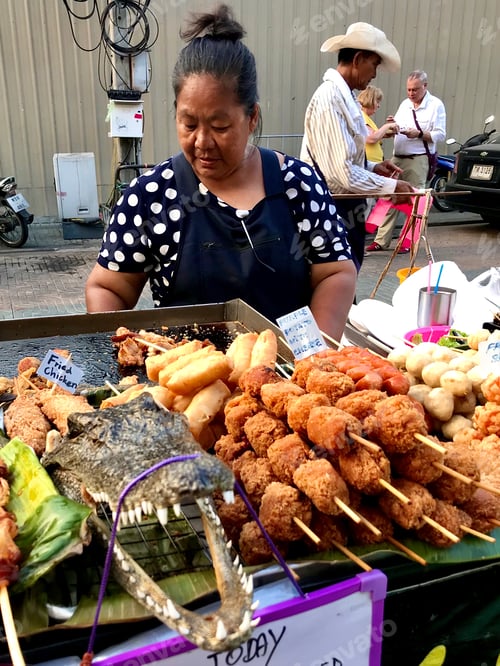 Preview: A senōrita selling Satay de Cocodrilo with a spicy Salsa