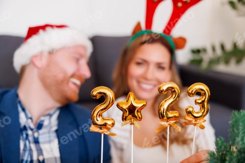 Visualização: Empresários comemorando o Natal no escritório, segurando balões em forma de números 2023