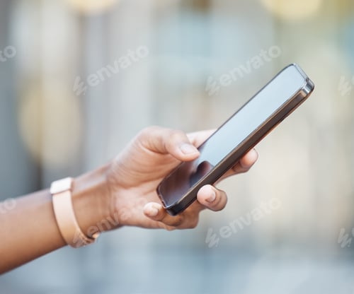 Vista previa: Hands, phone and typing for communication in the city, social media, texting or chatting in the out