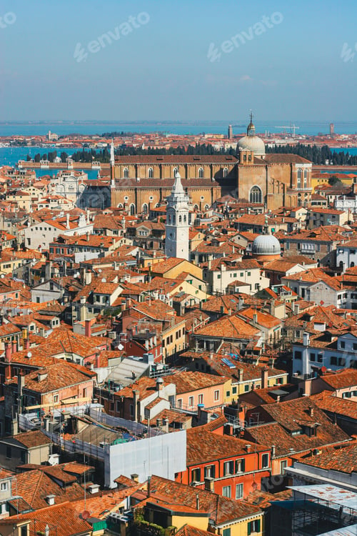 Preview: Cityscape Venice surrounded by buildings