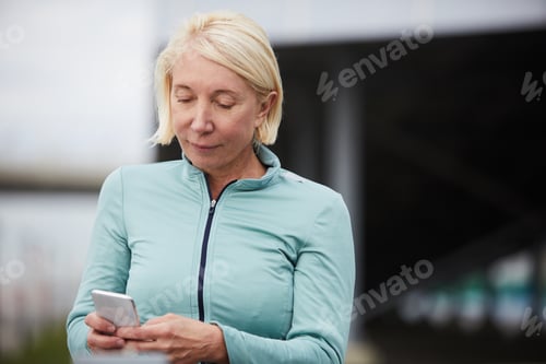 Preview: Sportswoman with cellphone