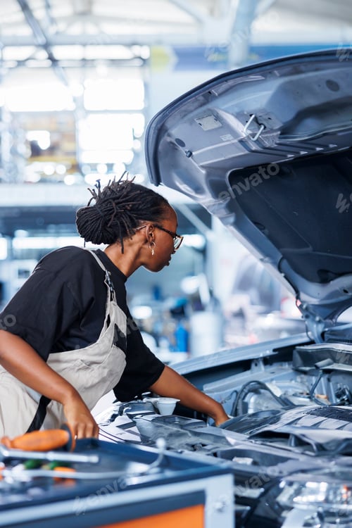 Preview: Repairman in car service does checkup