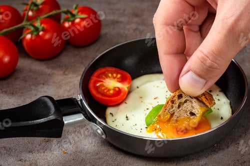 Preview: Eating yolk with bread