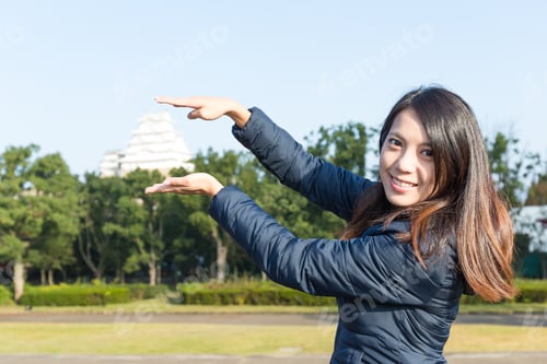 Preview: Woman using hand cover the Himeji castle