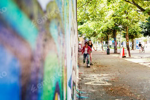 Visualização: Adolescentes andando de skate na trilha da parede