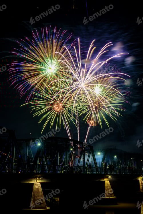 Visualização: Fogos de artifício coloridos e celebração da véspera de Ano Novo sobre a ponte de ferro em Chiang Mai, Tailândia