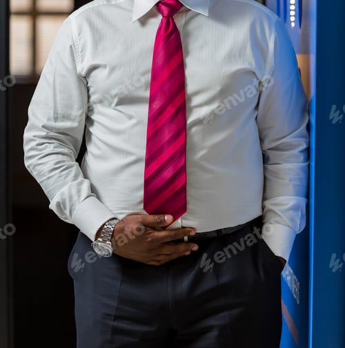 Visualização: Mãos e braços negros africanos de empresário em um terno